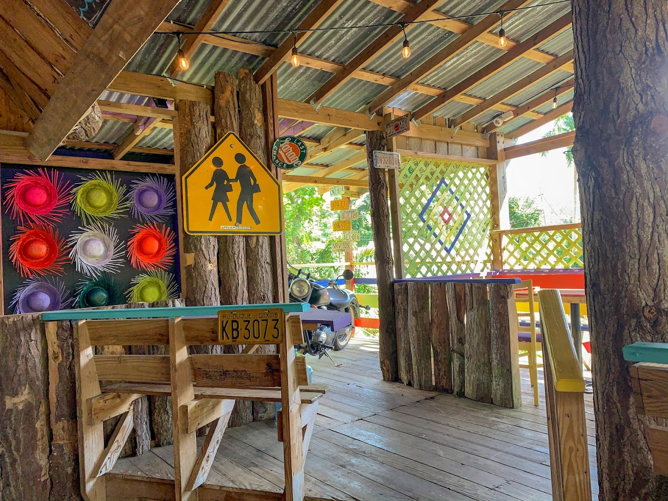 Casita Guavate open dining area with picnic tables
