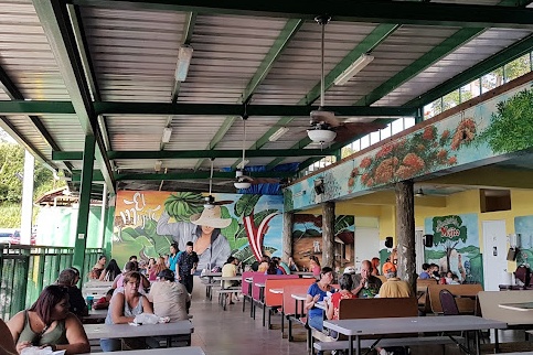 Lechonera El Mojito open-air counter and picnic tables