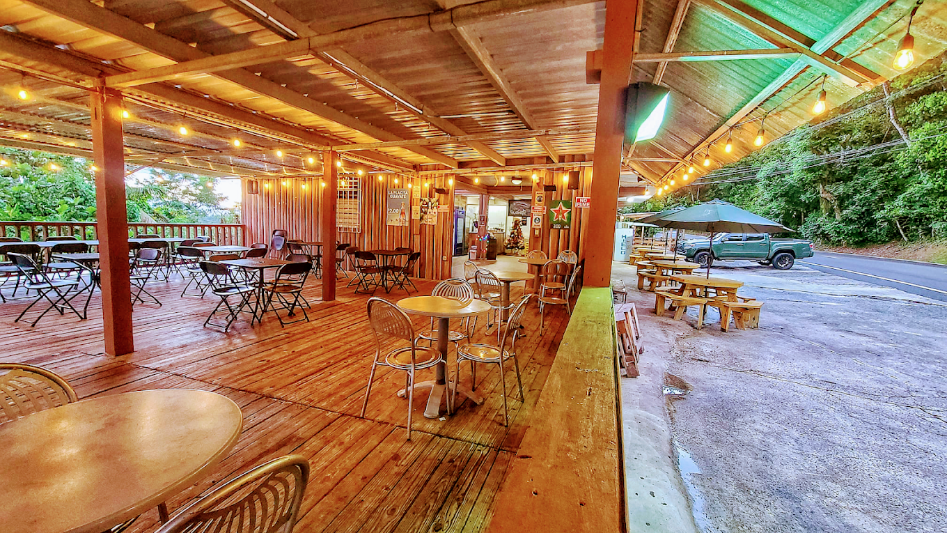 La Placita de Guavate dance floor and bar area